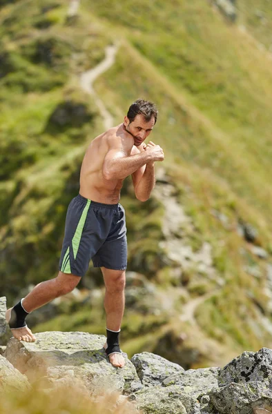 Kickboxer Sombra boxe nas montanhas — Fotografia de Stock