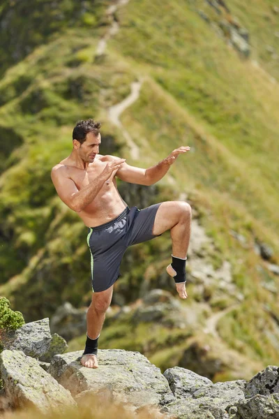 Kick-boxer boks cień w górach — Zdjęcie stockowe