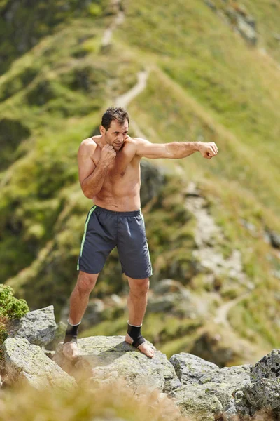 Kickboxer Ombre boxe sur les montagnes — Photo