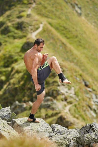 Kickboxer skuggboxning på berg — Stockfoto