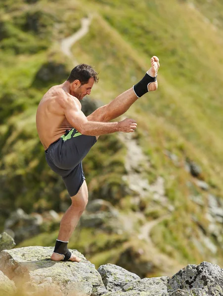 Kickboxer Sombra de boxeo en las montañas — Foto de Stock