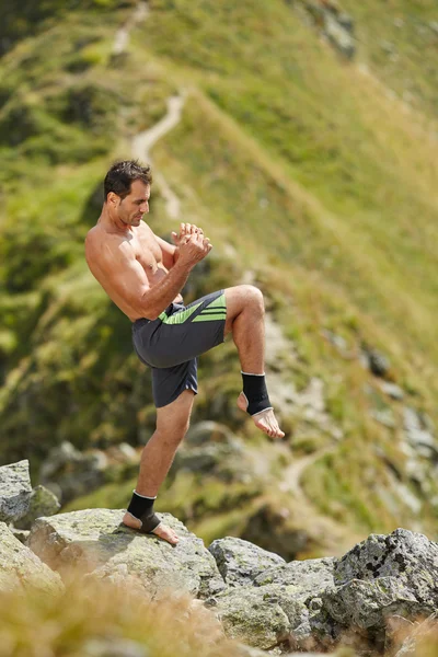 Kickboxer Ombra boxe sulle montagne — Foto Stock