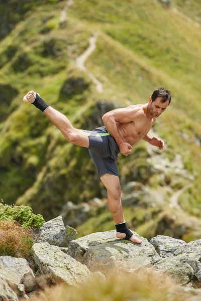 Kickboxer Sombra de boxeo en las montañas — Foto de Stock