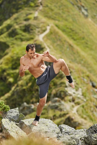 Kickboxer Ombre boxe sur les montagnes — Photo