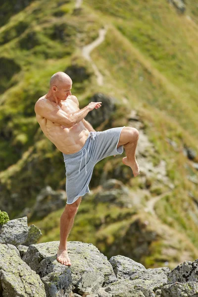 Kickboxer övar skuggboxning — Stockfoto