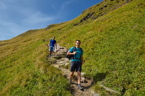 Turistas caminando por montañas rocosas — Foto de Stock