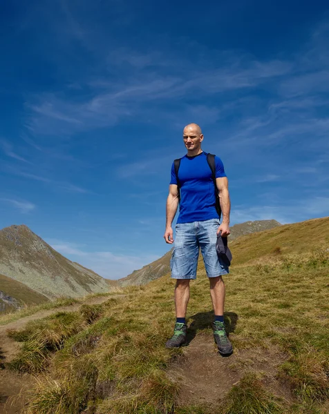 Turista sul sentiero di montagna — Foto Stock