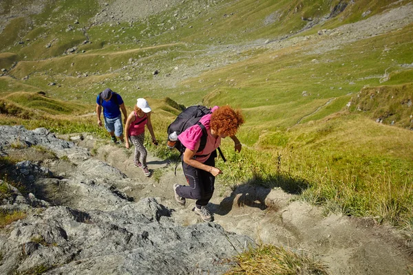 Vandrare på en brant stig i bergen — Stockfoto