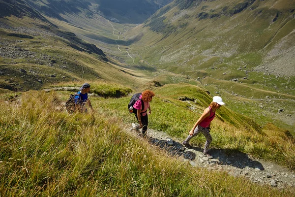 Excursionistas en un sendero empinado en las montañas Imagen de stock