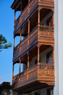 Beyaz Binadaki Geleneksel Ahşap Balkonlar