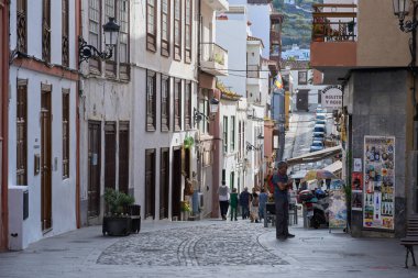 Dik Şehir Caddesine bak Evler ve Otomobillerle Sıralanmış