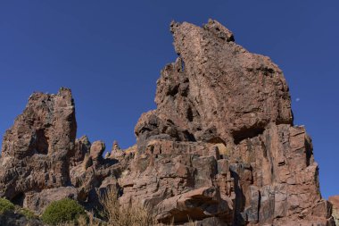 Teide Ulusal Parkı, Tenerife 'deki Roques de Garcia' da berrak mavi gökyüzünün altında görülebilen volkanik kaya oluşumları.