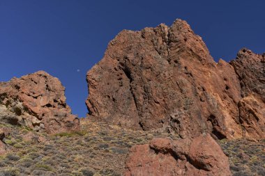 Teide Ulusal Parkı 'ndaki Roques de Garcia' da geniş engebeli kaya oluşumu açık mavi gökyüzünün altında Tenerife 'de popüler bir yürüyüş yolu boyunca fotoğraflandı.