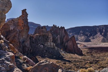 Roques de Garcia 'nın volkanik oluşumları Teide Ulusal Parkı, Tenerife' deki engin yamaçlara karşı sabah ışığını yakalıyor.