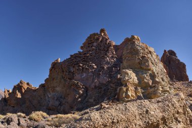 Roques de Garcia 'nın volkanik oluşumları Teide Ulusal Parkı, Tenerife' deki engin yamaçlara karşı sabah ışığını yakalıyor.