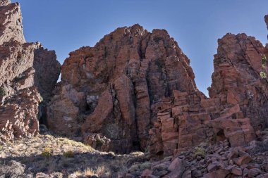 Roques de Garcia 'nın volkanik oluşumları Teide Ulusal Parkı, Tenerife' deki engin yamaçlara karşı sabah ışığını yakalıyor.