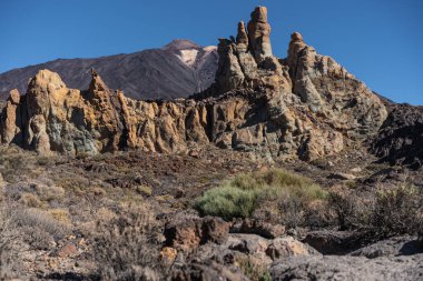 Sivri volkanik kaya oluşumları Tenerife 'deki açık mavi gökyüzünün altında Teide Dağı' nı çerçeveliyor.