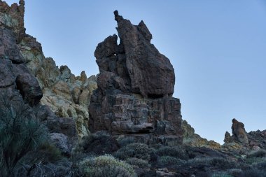 Roques de Garcia 'nın volkanik kaya oluşumları engebeli dokuları ve katmanlı şekilleriyle Teide Ulusal Parkı' ndaki açık sabah gökyüzü altında