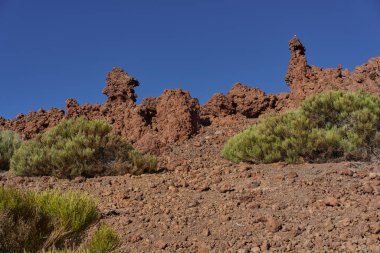 Teide Ulusal Parkı, Tenerife, İspanya 'da Pico Viejo yamacındaki lav kayaları ve kaya parçalarıyla gündüz manzarası