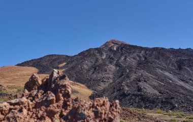 Pico del Teide yanardağının manzarası Tenerife 'deki Los Regatones zencileri, İspanya' daki Kanarya adaları,