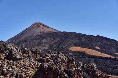 Pico del Teide volkanının manzarası Tenerife 'deki Los Regatones zencileri, İspanya' daki Kanarya Adaları 'ndan görüldü.