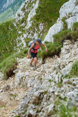 Dik iz yürüyen kadın