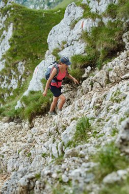 Dik iz yürüyen kadın