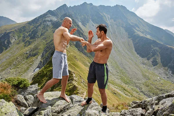 Lutadores treinando nas montanhas — Fotografia de Stock