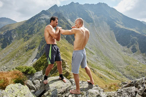 Lutadores treinando nas montanhas — Fotografia de Stock