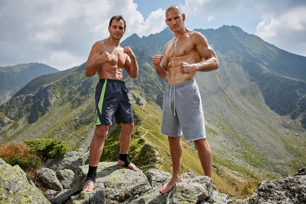 Lutadores treinando nas montanhas — Fotografia de Stock