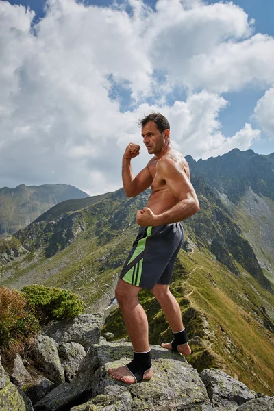 Kickboxer Ombre boxe sur les montagnes — Photo