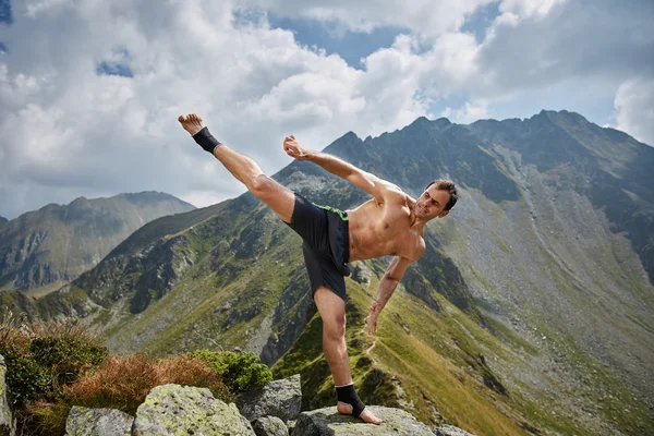 Kickbokser schaduw boksen op bergen — Stockfoto