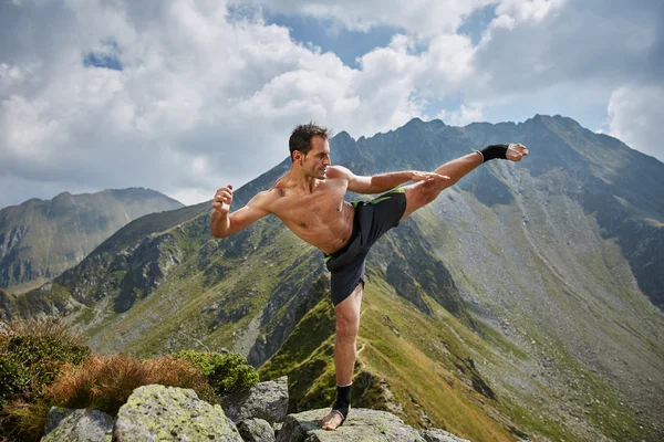 Kickbokser schaduw boksen op bergen — Stockfoto