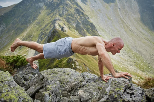 Active man doing exercises — Stock Photo, Image