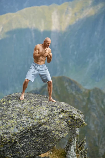 Kickboxer practicando boxeo en la sombra —  Fotos de Stock