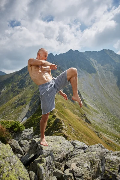 Kickboxer praticando boxe sombra — Fotografia de Stock