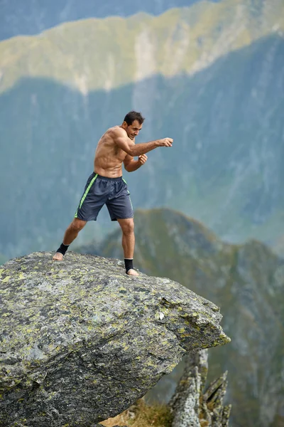 Kickboxer Sombra boxe nas montanhas — Fotografia de Stock