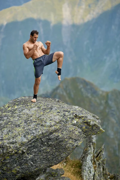 Kickboxer skuggboxning på berg — Stockfoto