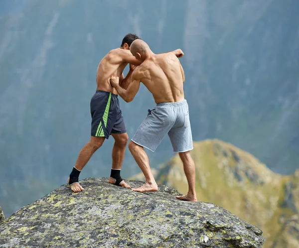 Lutadores treinando nas montanhas — Fotografia de Stock