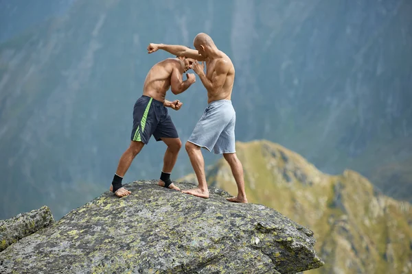 Combatientes entrenando en las montañas —  Fotos de Stock