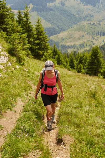 Vrouw lopen een steile trail — Stockfoto