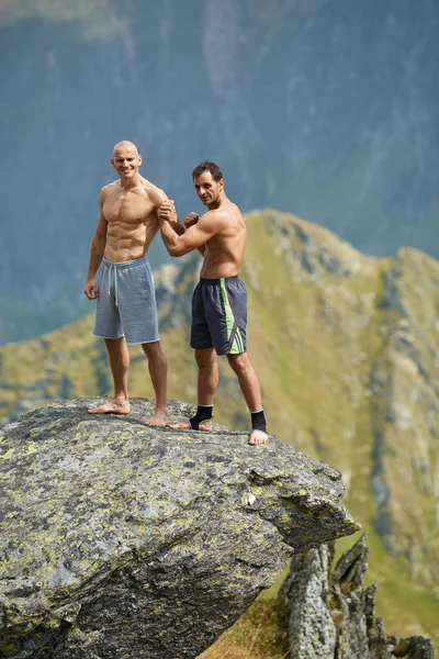 Lutadores treinando nas montanhas — Fotografia de Stock