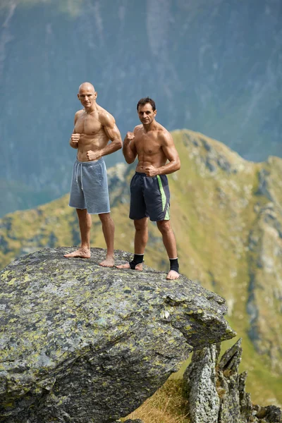 Kämpfer trainieren in den Bergen — Stockfoto