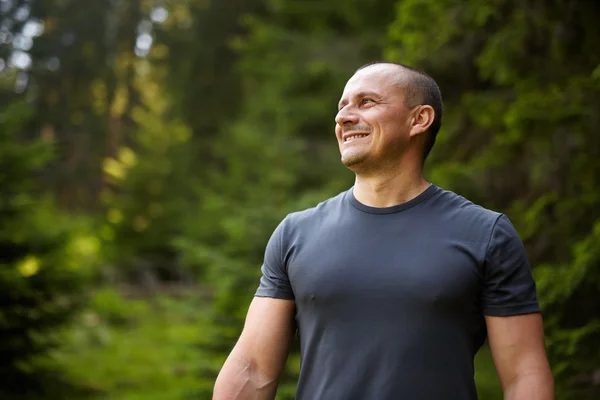 Man in een dennenbos — Stockfoto