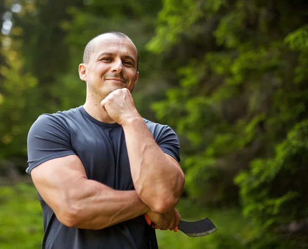 Uomo caucasico con un machete — Foto Stock