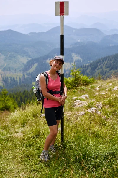 Vrouw lopen een steile trail — Stockfoto