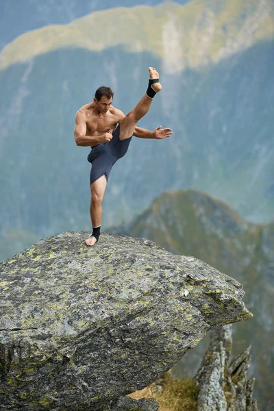 Kickboxer Sombra de boxeo en las montañas — Foto de Stock