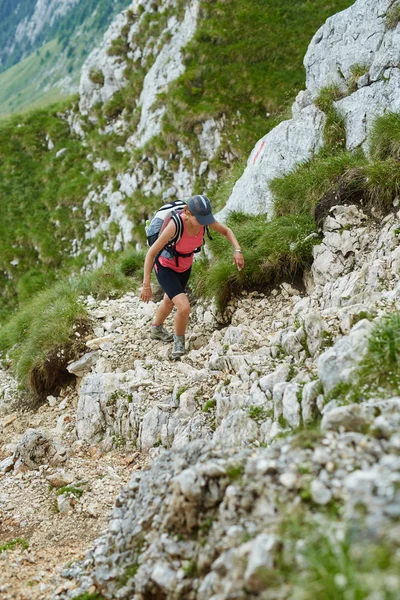 Vrouw lopen een steile trail — Stockfoto