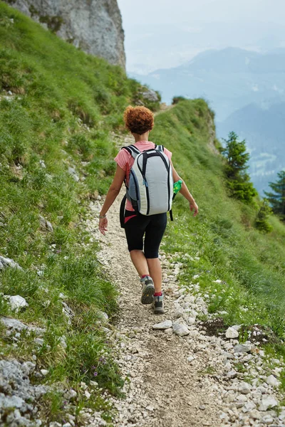 急な山道を歩いている女性 — ストック写真