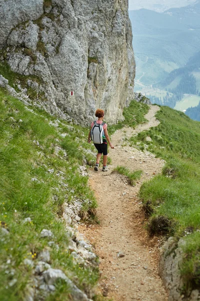 Woman walking a steep trail — Stock Photo, Image